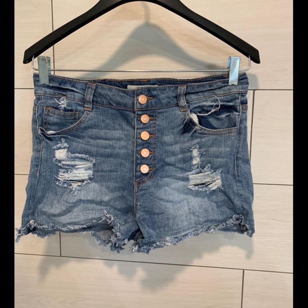 High-waisted button up fringe jean shorts